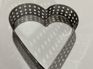 100940 طوابع مثقوبين 25 قطعة شكل قلب