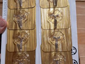 103931 علاقات لون ذهبي