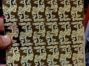 104591 موتيف ذهبي شكل ألف مبروك 10 قطع